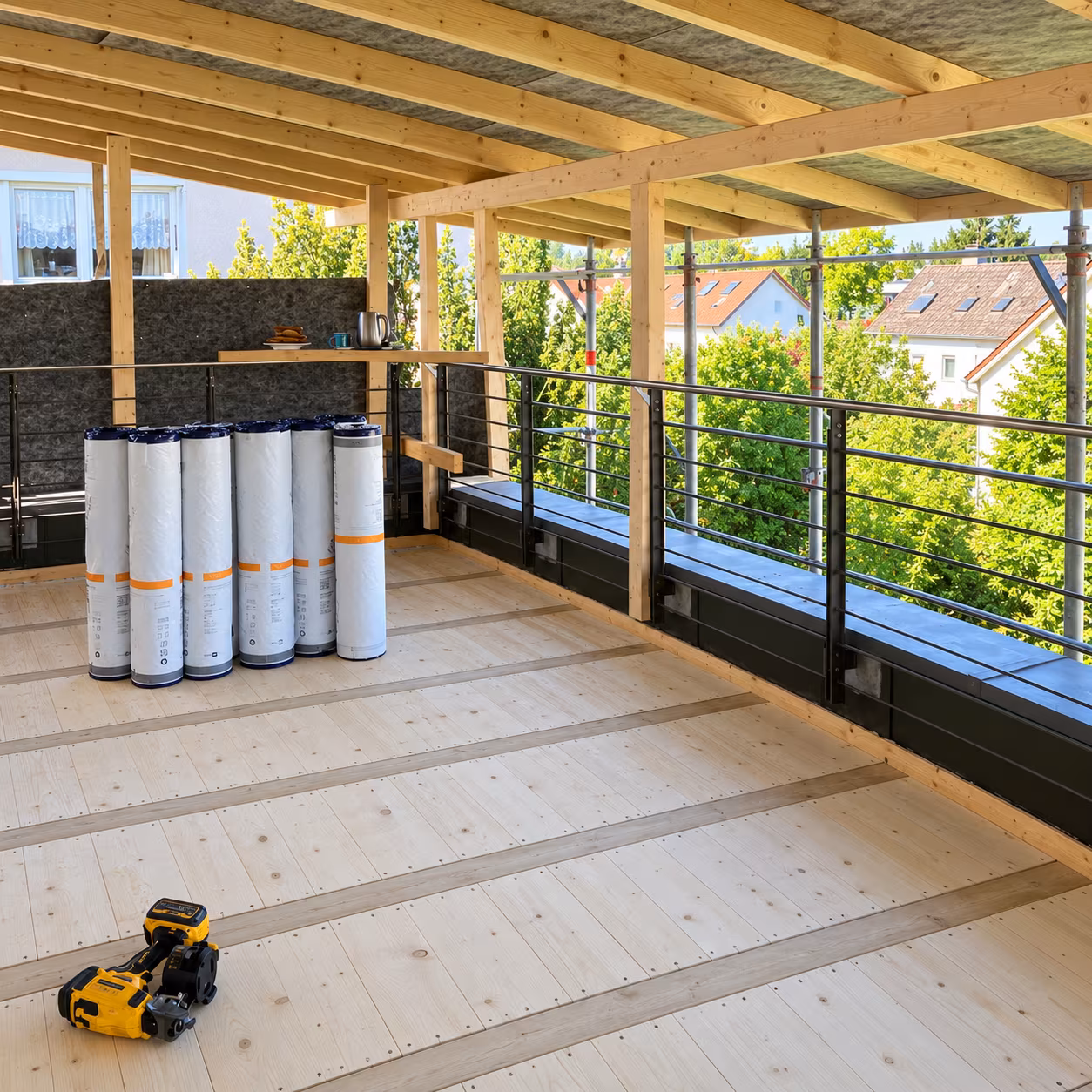 Fertig sanierte Holzkonstruktion mit neuer, geschlossener Holzschalung