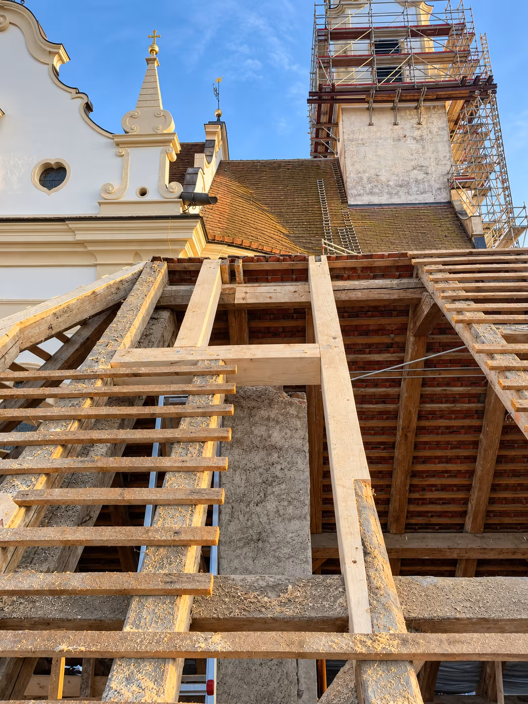 Historisches Dach während der Renovierung im Sonnenschein