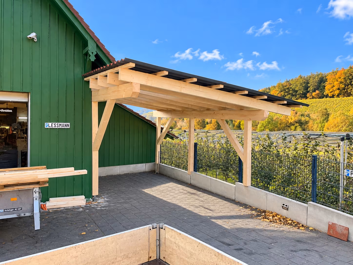 Holz-Carport am grunen Werkstattgebaude
