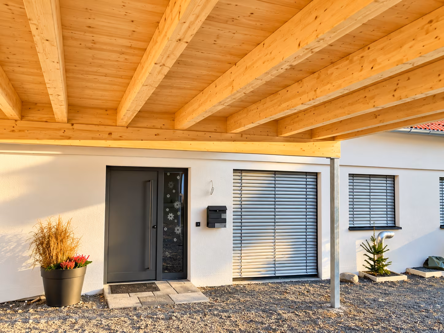 Moderner Hauseingang unter Holzpergola