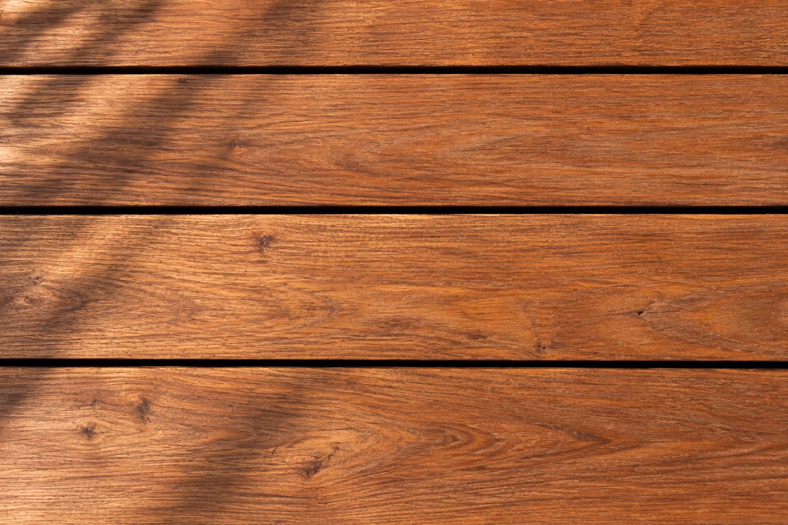 Terrassendielen aus Bangkirai, rotbraun mit feiner, gleichmäßiger Struktur