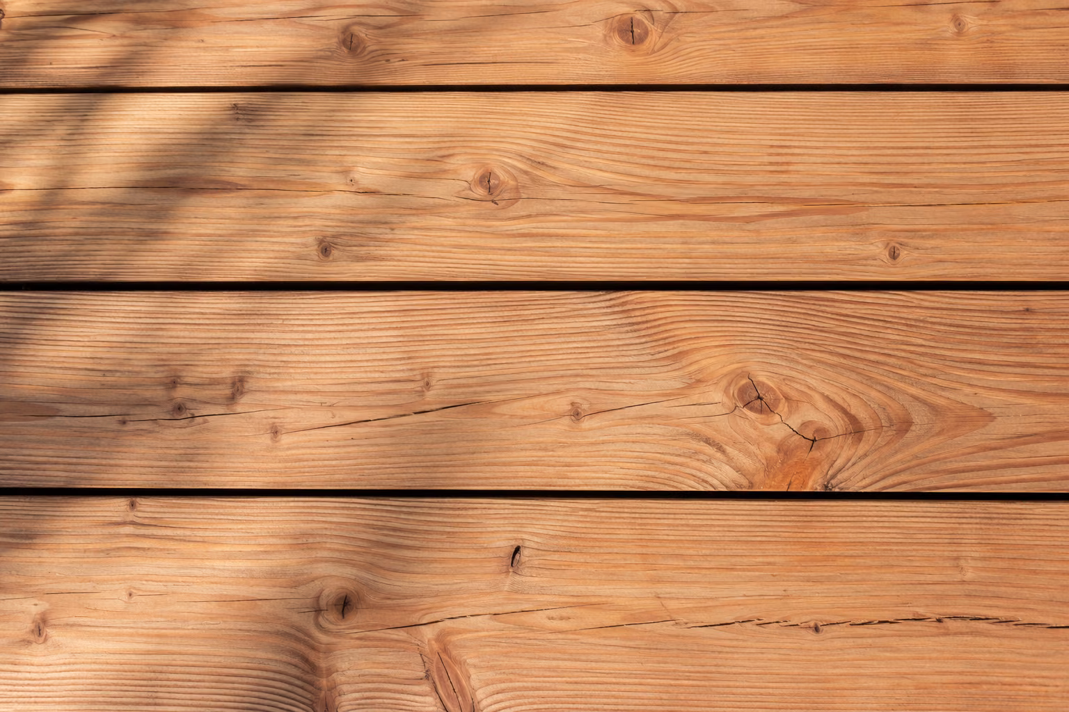 Terrassendielen aus Lärche, hell mit lebhafter Maserung und Ästen