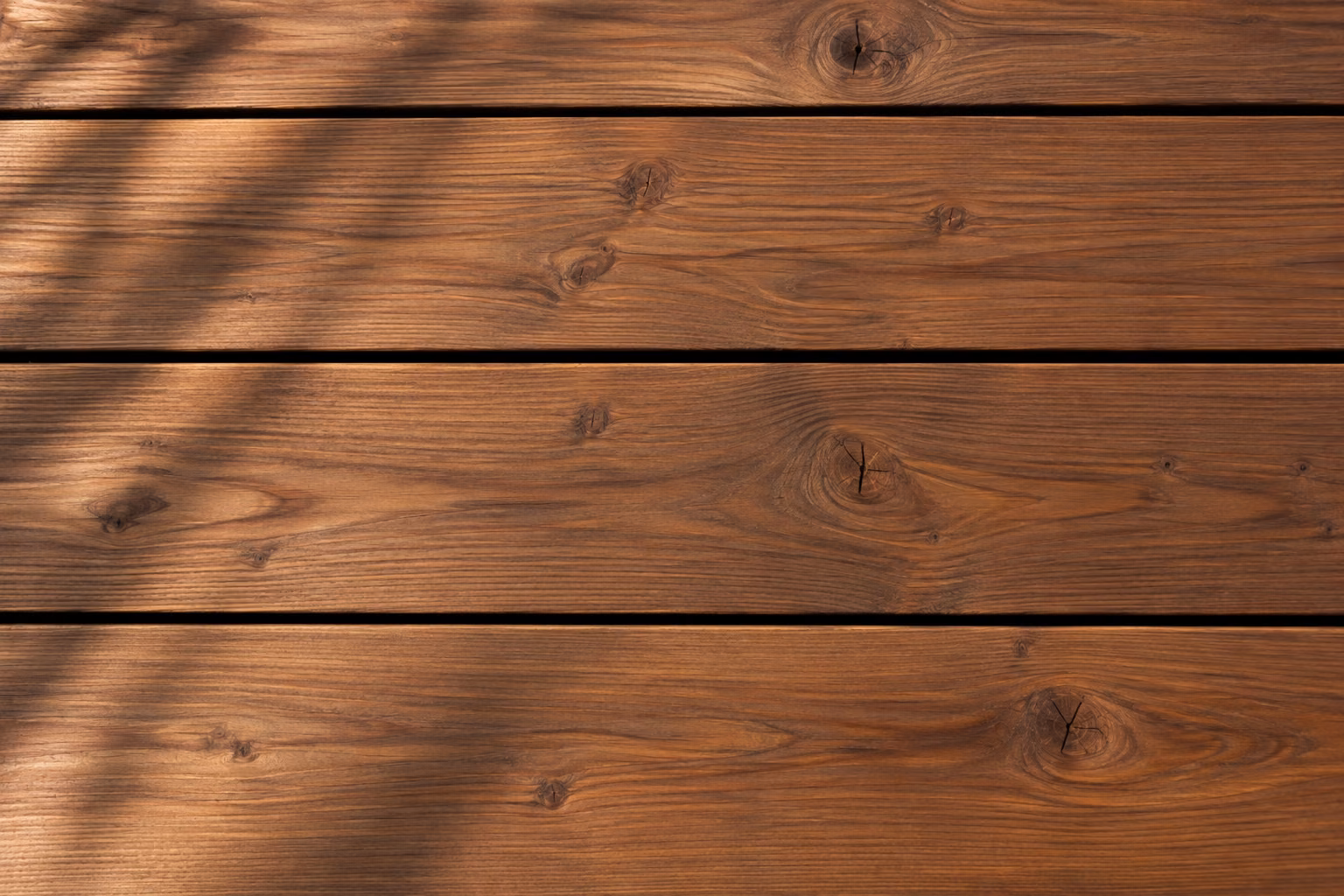 Terrassendielen aus Thermoholz, dunkelbraun mit ausgeprägten Ästen